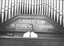 Jacobo Palm aan het orgel in de Sint Anna kerk